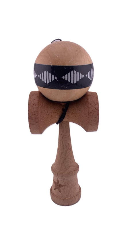 RESIGILAT - Kendama X FREQUENCY Originala, Profesionala, Flippy, Big Cups V2, Super Sticky cu Cupe Mari, Rulment Metalic, din lemn 18 cm, Ata 55 cm, Negru/Maro - vivimall.ro