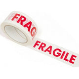 Rolă bandă adezivă Fragile 50mm aplicată pe colet de carton, vedere laterală