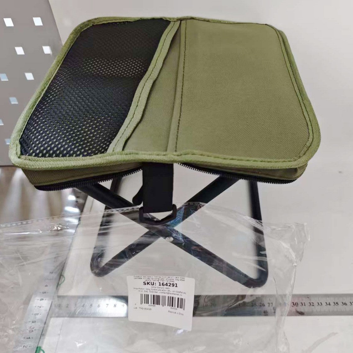 Taburet portabil verde pentru pescuit și camping, greutate 610 g, vedere de sus