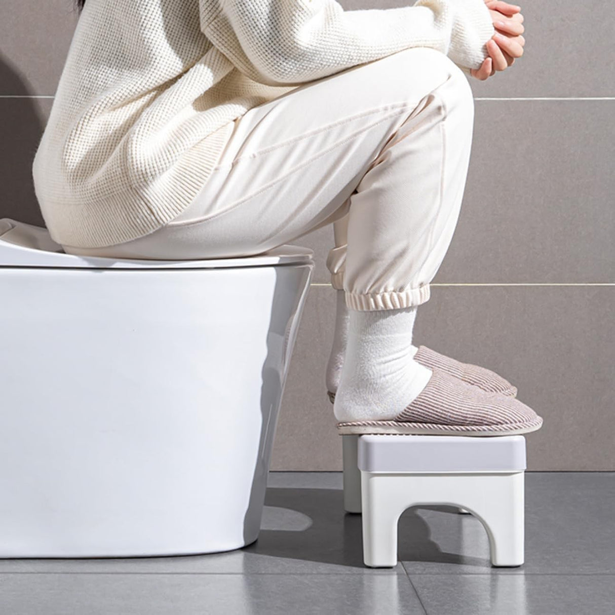 Scaunel WC, Vivimall, Tratament Impotriva Hemoroizilor si Constipatiei, Scaun Inaltator WC Copii, Suport Picioare WC, Taburet Inaltator Pozitia Corecta Ghemuit Pe WC, Plastic Rezistent, 17x22x38 cm, Gri - vivimall.ro