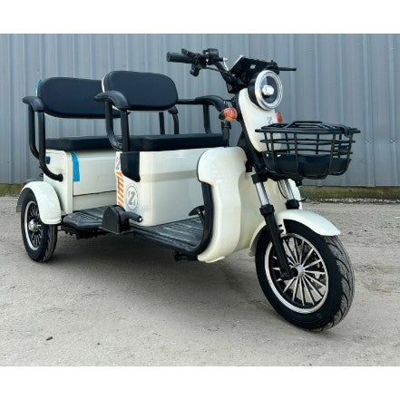 Scuter electric V6 gri, detaliu față cu iluminare LED și furcă hidraulică, roți tubeless 3.0-10