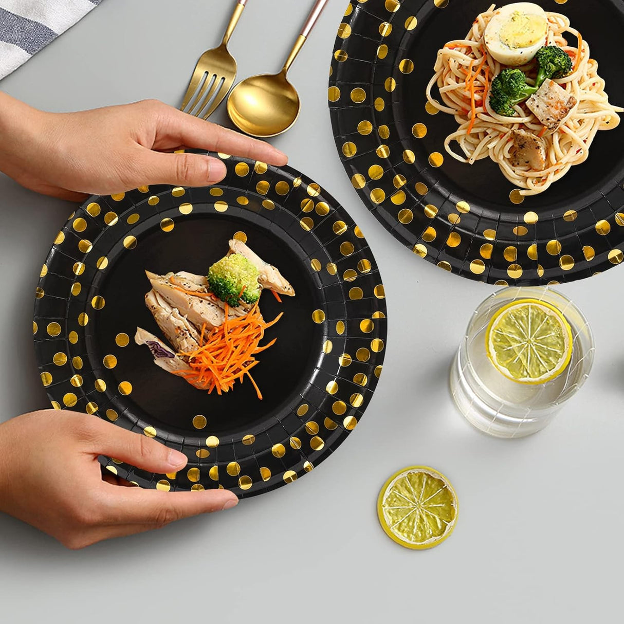 Set 10 Farfurii Unica Folosinta, Vivimall, Imprimeu cu Buline, din Carton, Diametru 23 cm, Negru/Auriu - vivimall.ro