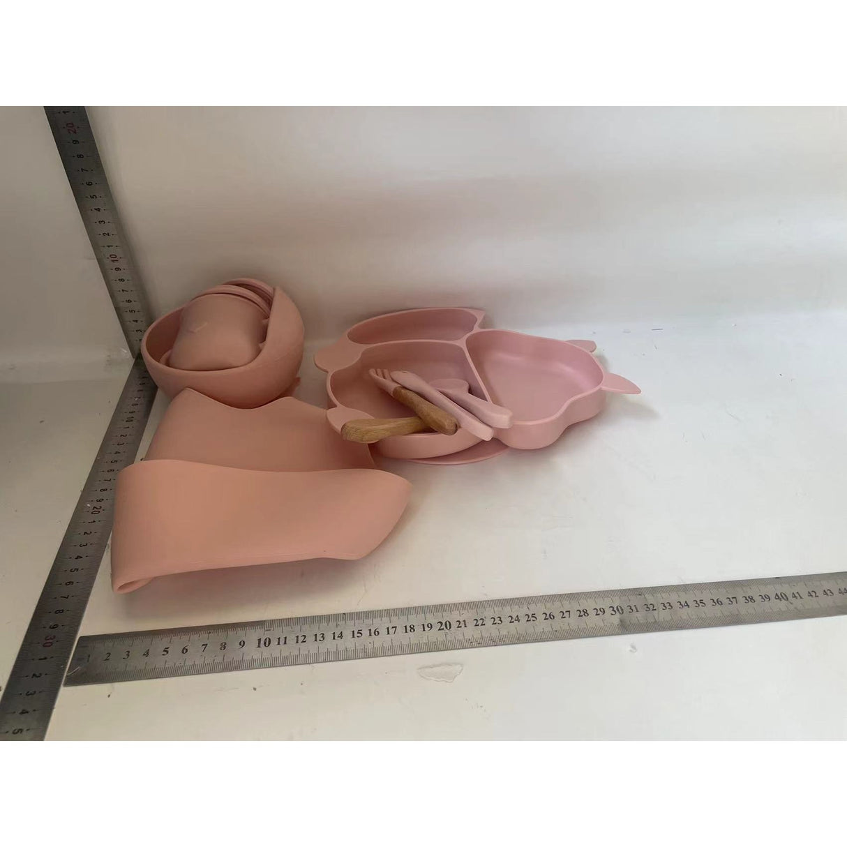 Set 10 piese diversificare bebelusi si copii din silicon Vivimall, baveta, farfurie compartimentata cu ventuza, bol cu ventuza, tacamuri din lemn si silicon, cana pentru gustari, fara alergeni, roz pal - vivimall.ro