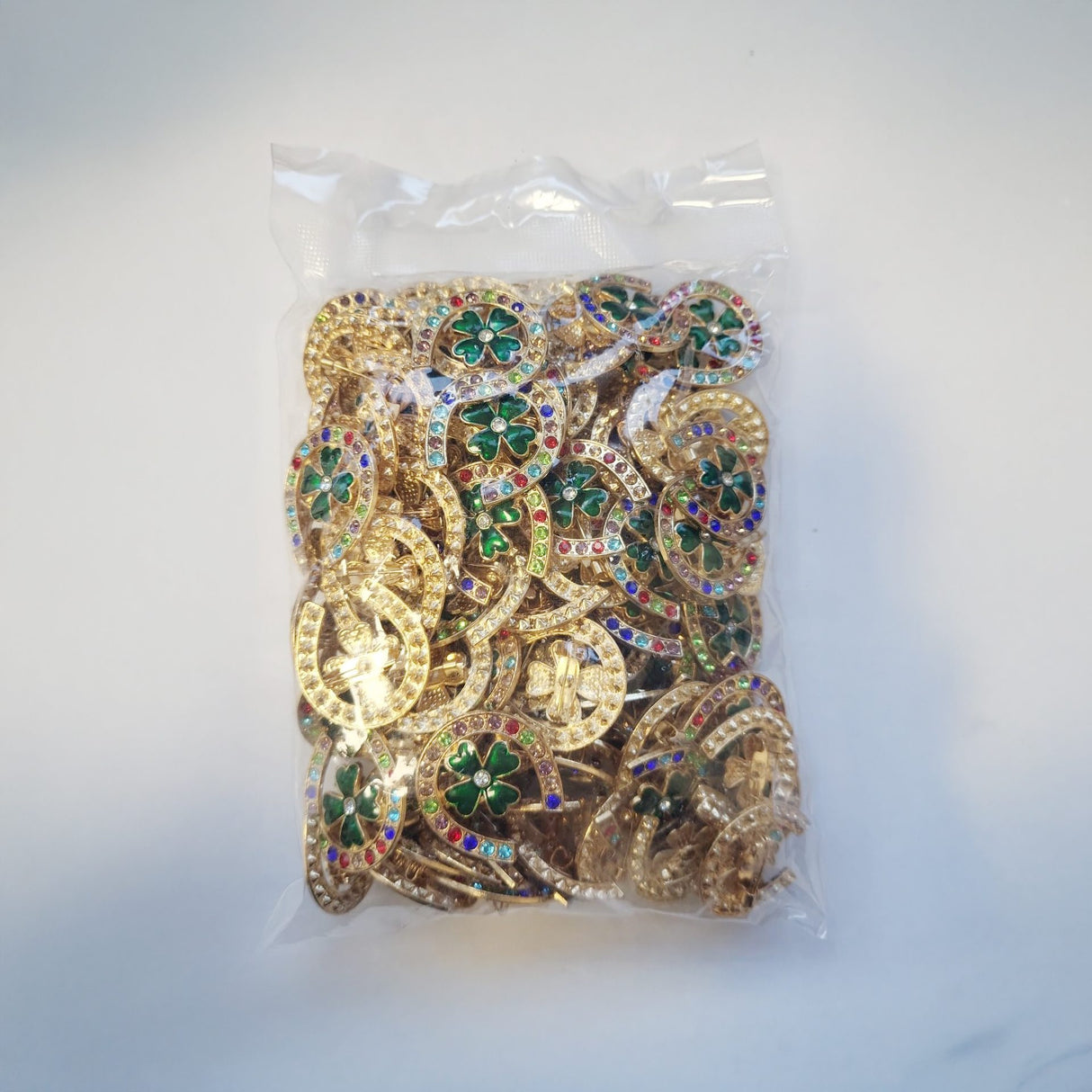 Detaliu broșă Flippy potcoavă cu trifoi, aliaj metalic auriu, dimensiuni 3×2,5 cm, pietre multicolore