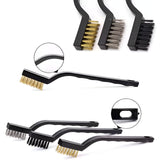 Accesorii curățare auto interior în utilizare, curățare aerisiri bord cu pensulă din set