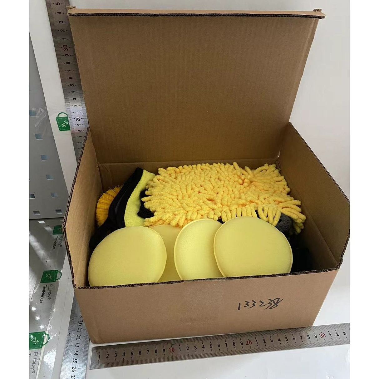 Set 23 Accesorii pentru Curatare Auto, Vivimall, din PP si Microfibra, Interior/Exterior, 30 x 24 x 12 cm, Galben/Negru - vivimall.ro