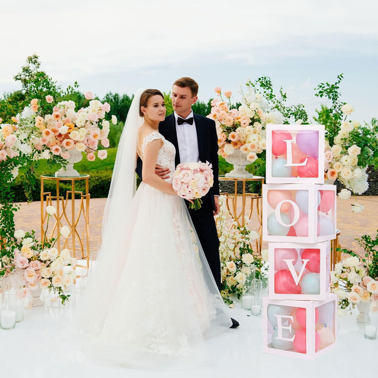 Set 4 Cutii pentru Baloane, Vivimall, Model Scris Love, Tematica Iubire, Cuburi Decorative din Plastic, Accesorii pentru Petrecere, 30 x30 cm, Transparente Contur Alb - vivimall.ro