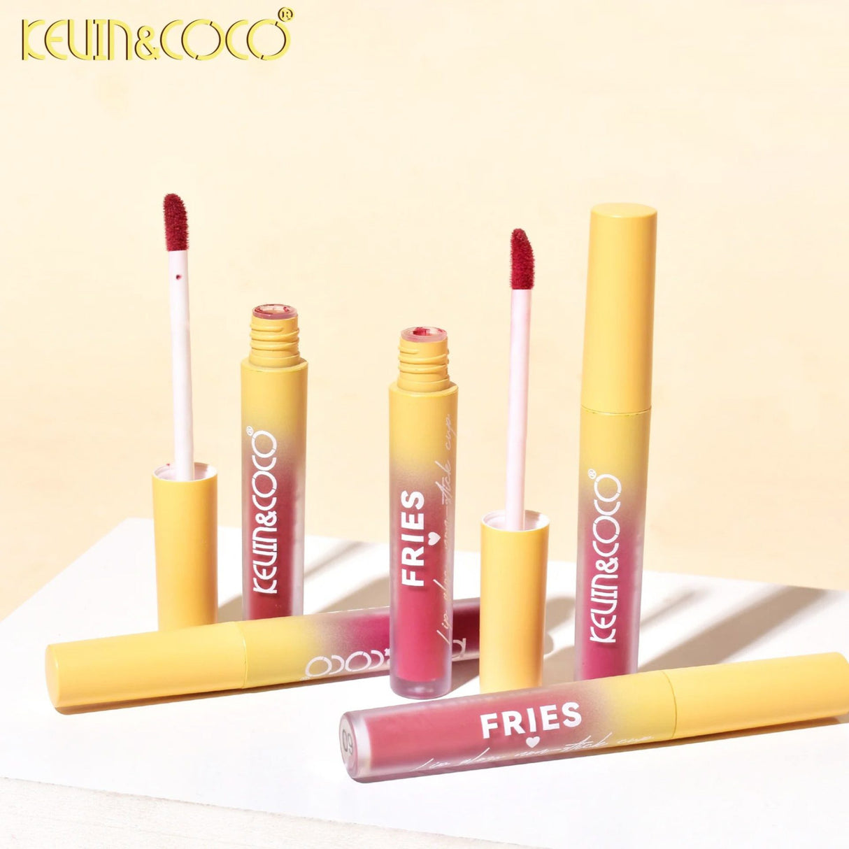 Aplicare lip gloss Kevin&Coco Fries Baby pe buze, finish lucios radiant, nuanță multicolor
