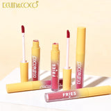 Aplicare lip gloss Kevin&Coco Fries Baby pe buze, finish lucios radiant, nuanță multicolor