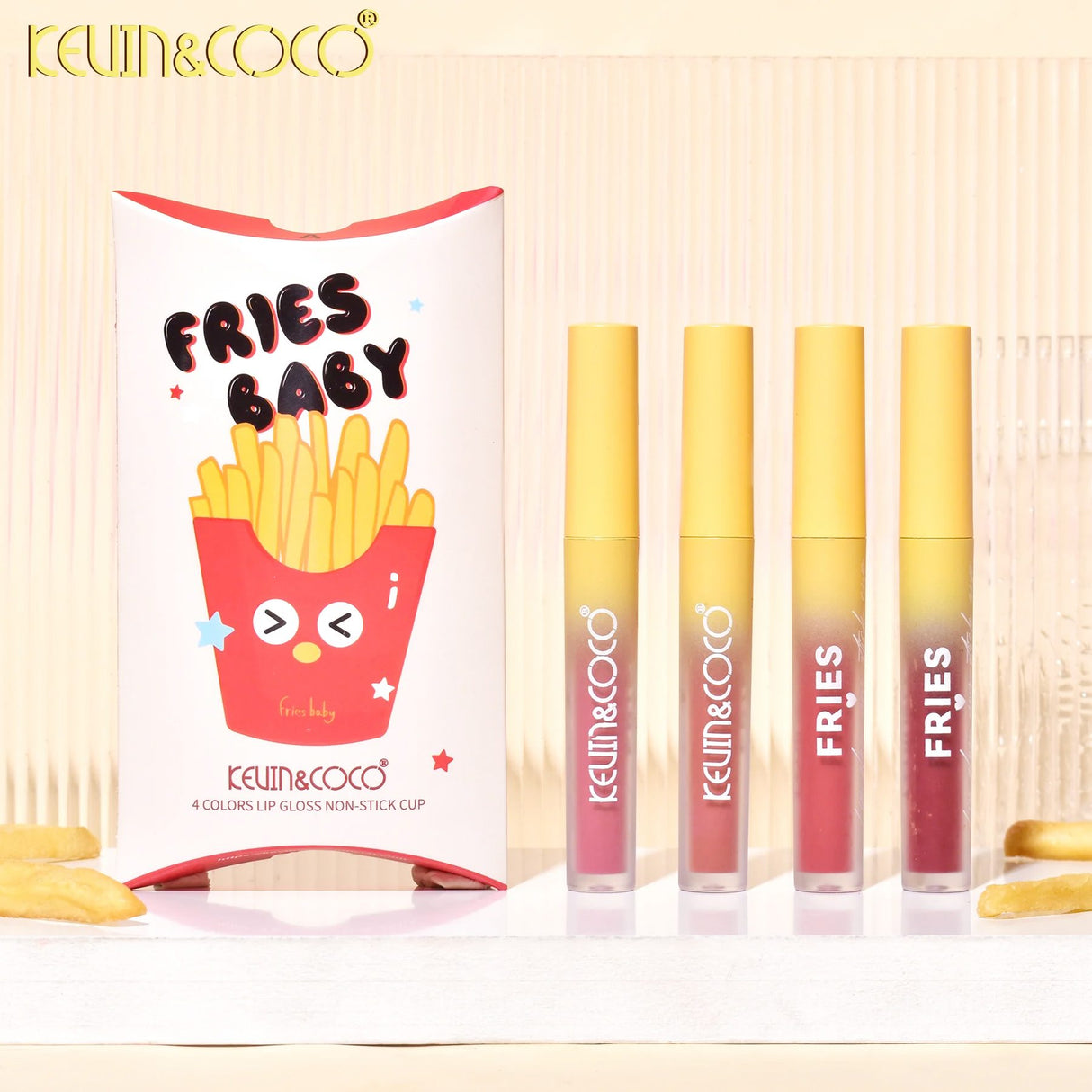 Detaliu aplicator lip gloss Kevin&Coco Fries Baby, textură lichidă lucioasă, prim-plan