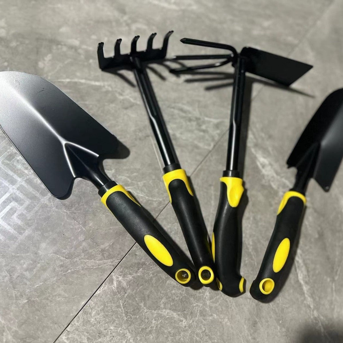 Set 4 Unelte de Gradina Vivimall, pentru Plantare, Prelucrare Sol si Ingrijire Plante, Material PVC Carbon, Grebla, Sapaliga cu Cap Dublu, Lopata Mica, Lopata Lata, 43 x 11 cm, Negru/Galben - vivimall.ro
