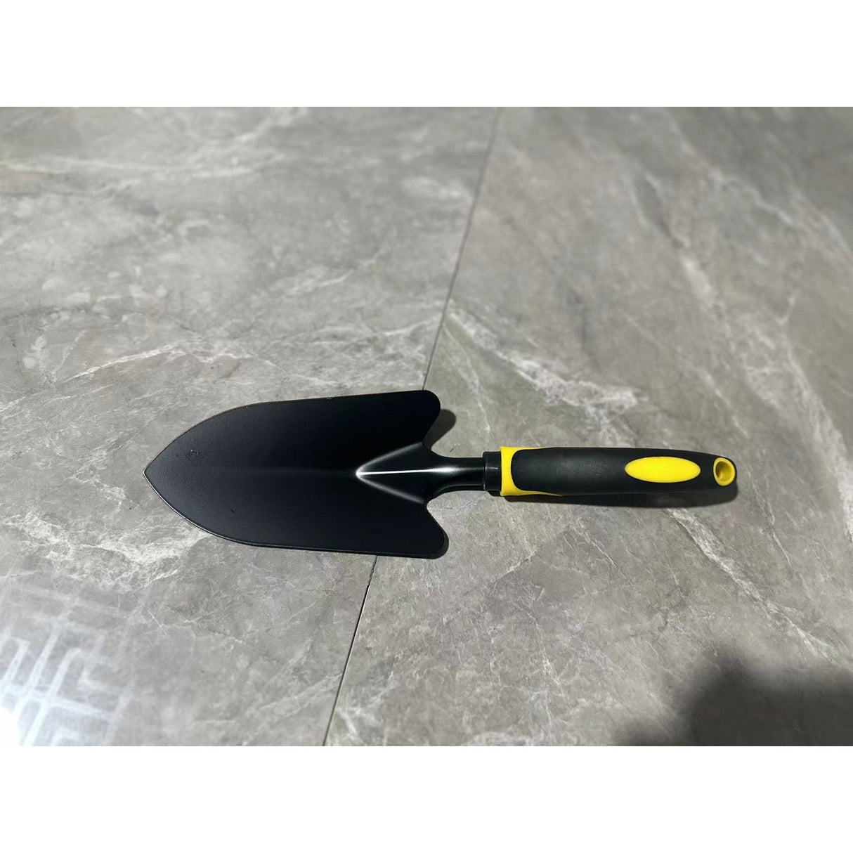 Set 4 Unelte de Gradina Vivimall, pentru Plantare, Prelucrare Sol si Ingrijire Plante, Material PVC Carbon, Grebla, Sapaliga cu Cap Dublu, Lopata Mica, Lopata Lata, 43 x 11 cm, Negru/Galben - vivimall.ro