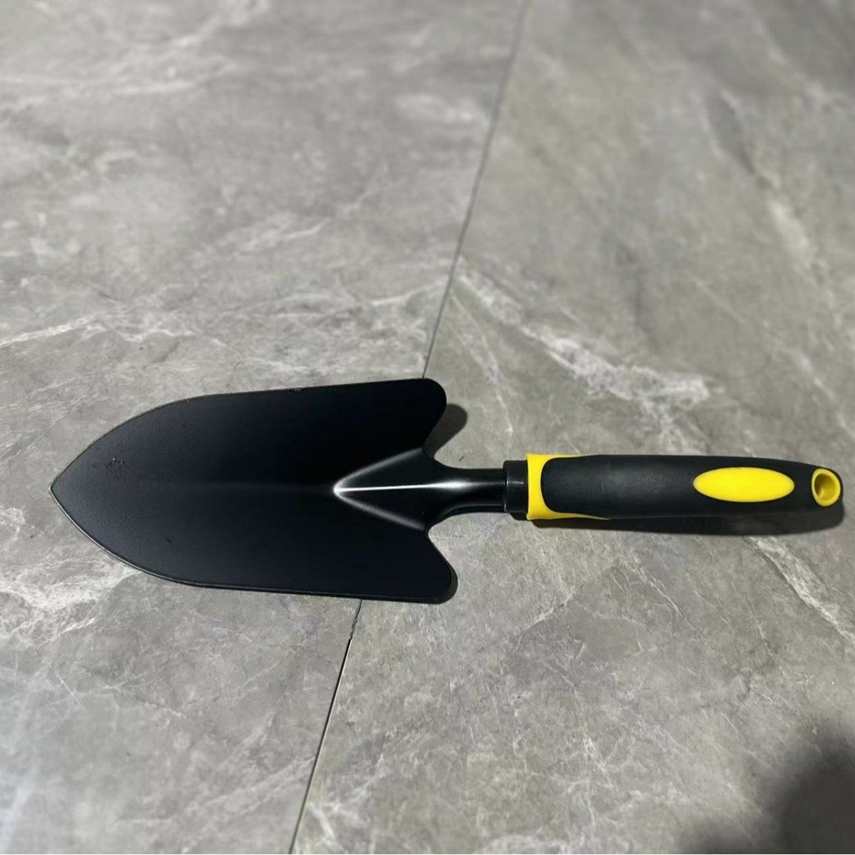 Set 4 Unelte De Gradina Pentru Plantare, Prelucrare Sol Si Ingrijire Plante, Material Pvc Carbon, Grebla, Sapaliga Cu Cap Dublu, Lopata Mica, Lopata Lata, 43 X 11 Cm, Negru/Galben - vivimall.ro