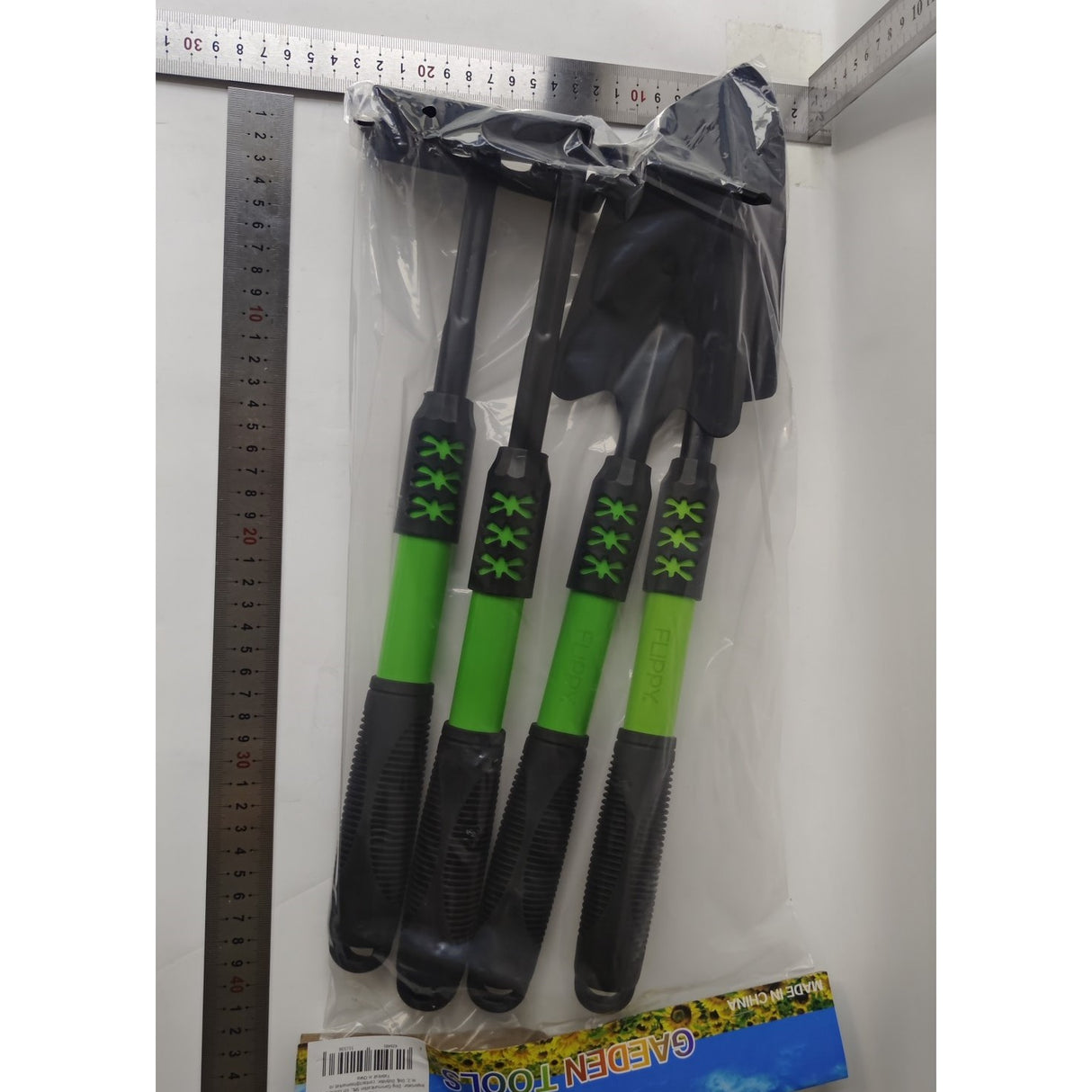 Set 4 Unelte de Gradina Vivimall, pentru Plantare, Prelucrare Sol si Ingrijire Plante, Material PVC Carbon, Grebla, Sapaliga cu Cap Dublu, Lopata Mica, Lopata Lata, 43 x 11 cm, Negru/Verde - vivimall.ro