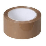 Bandă adezivă silențioasă Flippy aplicată pe colet de carton maro, fixare profesională