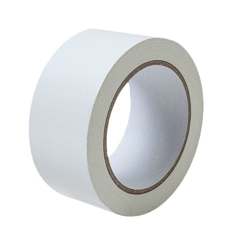 Rolă bandă adezivă acrilică low noise albă, detaliu față cu etichetă dimensiuni 5 cm × 66 m