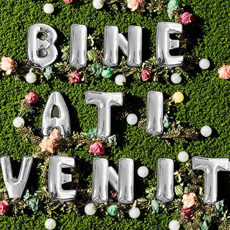 Set Baloane din Folie Metalizata, Vivimall, Figurine Litere, Model Bine Ati Venit, Tema Aniversare, 40 cm, Ambalaj Individual, Pai inclus, Umflare cu Aer sau Heliu, Argintiu - vivimall.ro