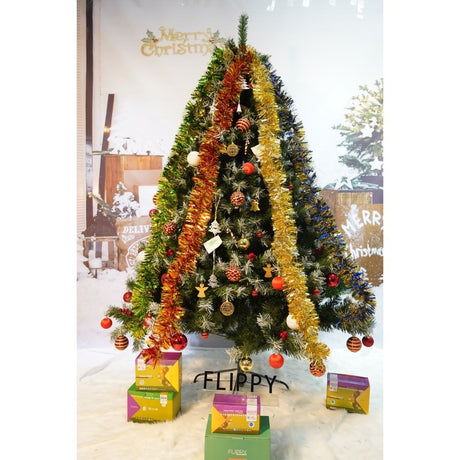 Set brad artificial de Craciun si elemente decorative, nins, decorat cu conuri pin, pentru interior/exterior, inaltime 210 cm, diametru 147 cm, 1150 ramuri, Flippy, verde, suport metalic inclus - vivimall.ro