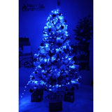 Set brad artificial de Craciun si elemente decorative, nins, decorat cu conuri pin, pentru interior/exterior, inaltime 210 cm, diametru 131 cm, 630 ramuri, Flippy, alb/verde, suport metalic inclus - vivimall.ro