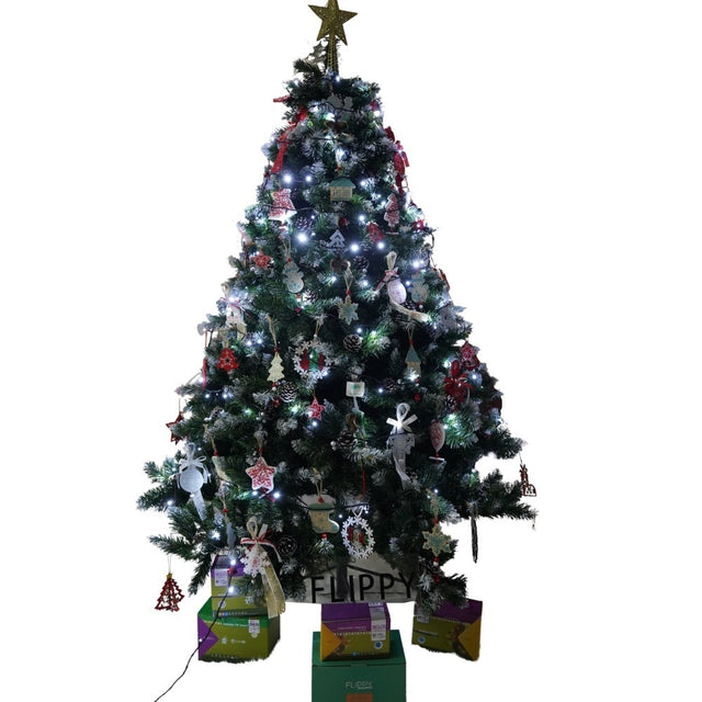 Set brad artificial de Craciun si elemente decorative, nins, decorat cu conuri pin, pentru perete/colt, inaltime 210 cm, diametru 149 cm, 1224 ramuri, Flippy, verde, suport metalic inclus - vivimall.ro