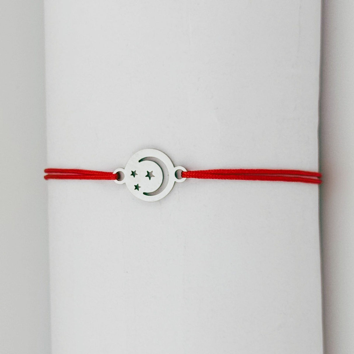 Bratara Martisor pentru Dama, Jolie, Model Luna in Cerc, Set 12 bucati, Pandativ Argintiu din Inox cu Snur Rosu Ajustabil - vivimall.ro