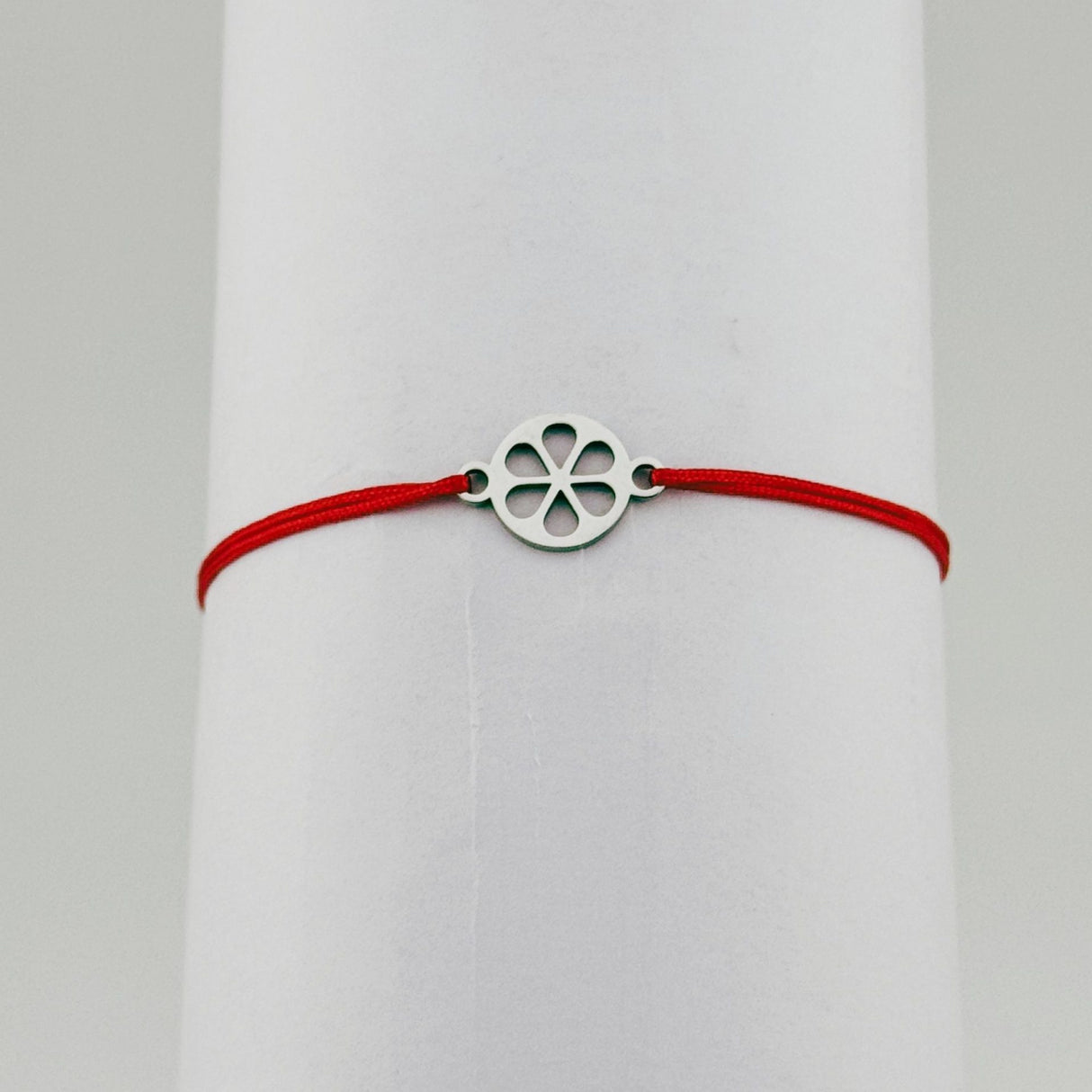 Bratara Martisor pentru Dama, Jolie, Model Floare in Cerc, Set 12 bucati, Pandativ Argintiu din Inox cu Snur Rosu Ajustabil - vivimall.ro