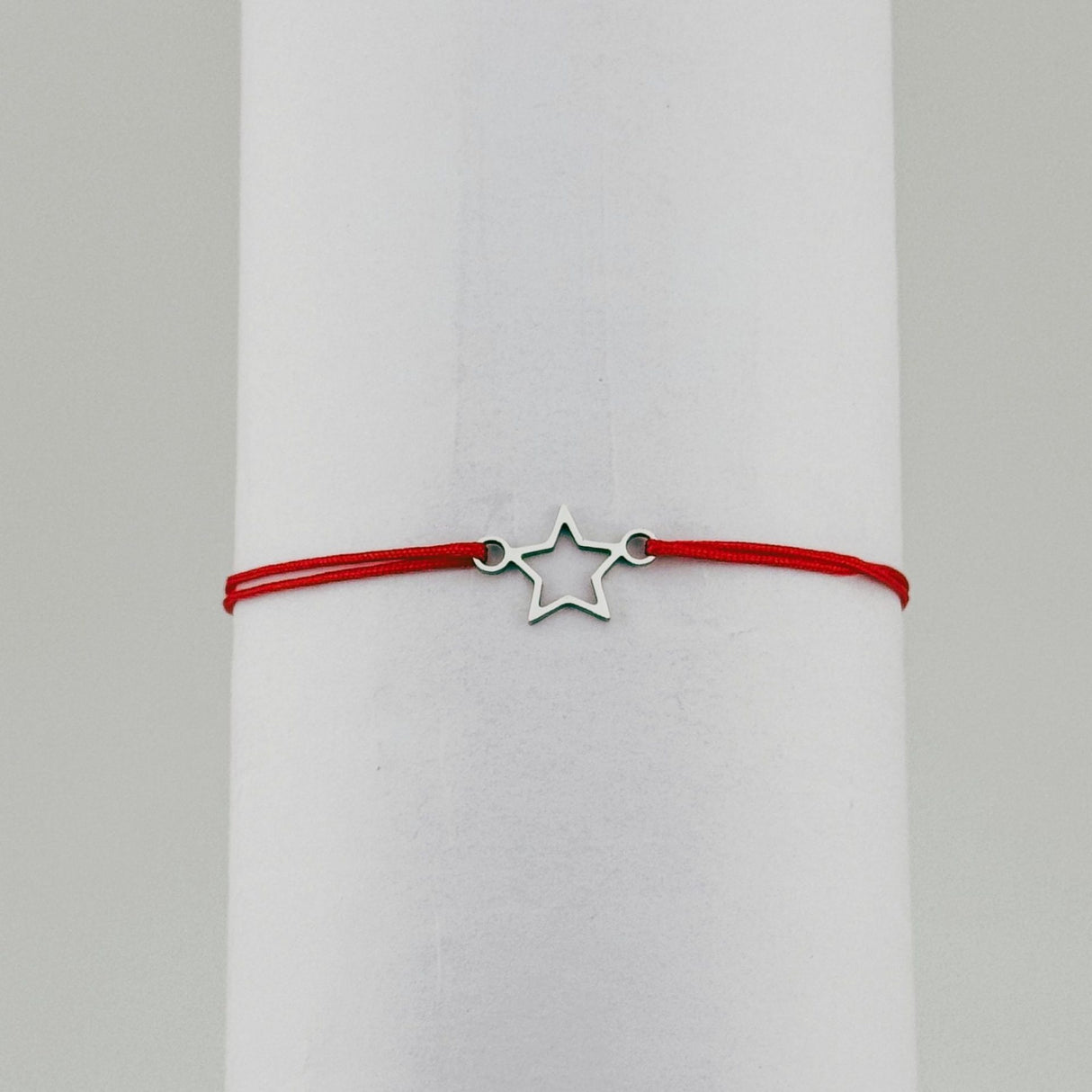 Bratara Martisor pentru Dama, Jolie, Model Stea, Set 12 bucati, Pandativ Argintiu din Inox cu Snur Rosu Ajustabil - vivimall.ro
