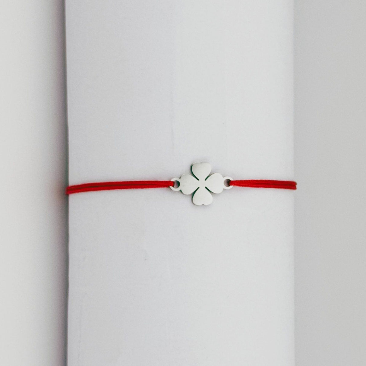 Bratara Martisor pentru Dama, Jolie, Model Trifoi cu 4 Foi, Set 12 bucati, Pandativ Argintiu din Inox cu Snur Rosu Ajustabil - vivimall.ro