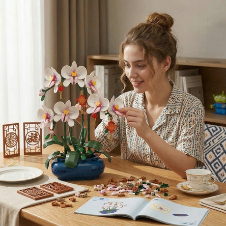 Set de Constructie Flippy, Orhidee in Vaza, 587 piese, 6+ ani, Planta Artificiala, Decor Floral Elegant, Idee de Cadou pentru Femei, Cadou pentru Iubita si Pasionatii de Jocuri de Constructie Creativa