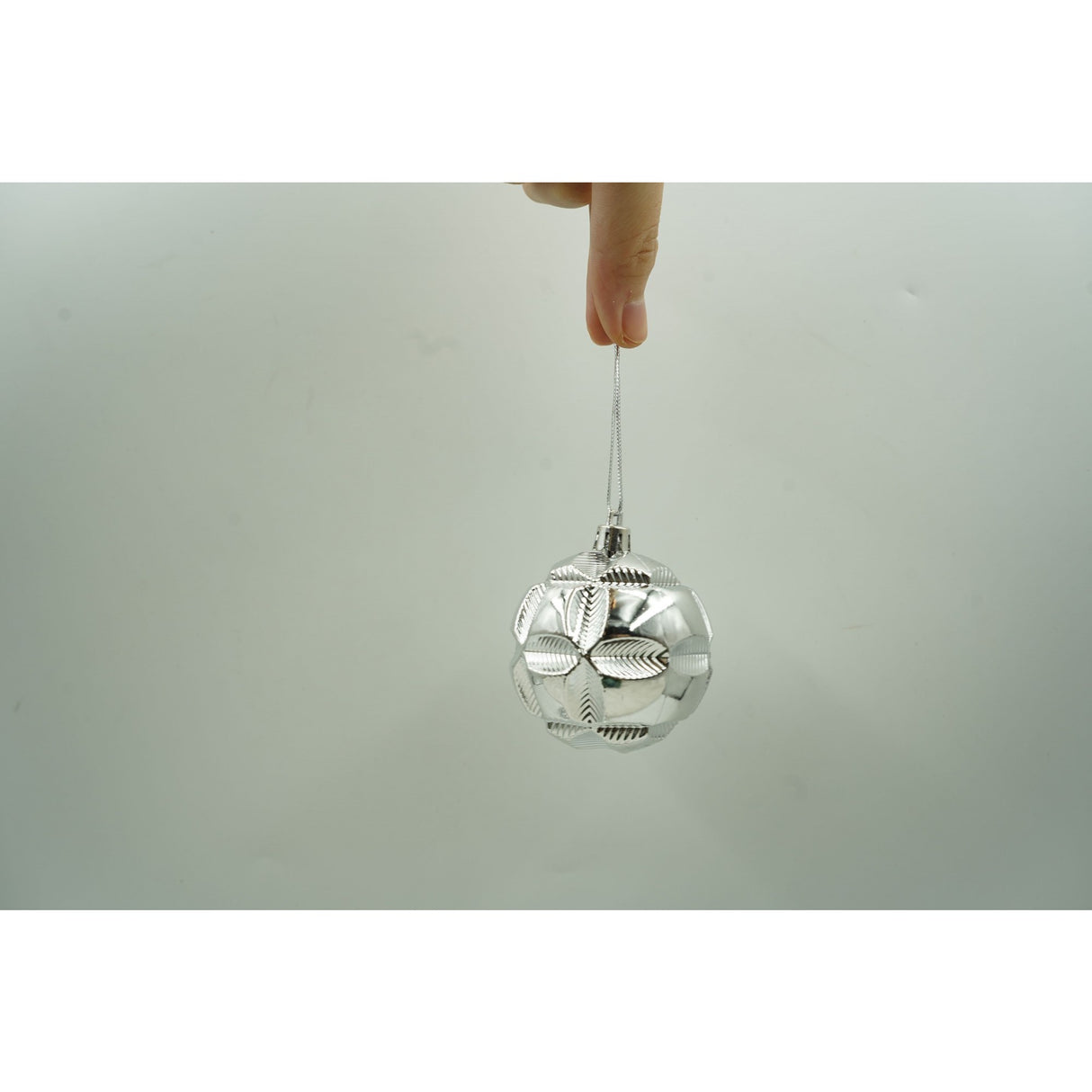 Set de 12 ornamente de brad, Vivimall, de tip Glob, Argintiu, din plastic, cu finisaj sclipitor , cutie  6  cm adancime x 30  cm inaltime x 18  cm lungime) - vivimall.ro