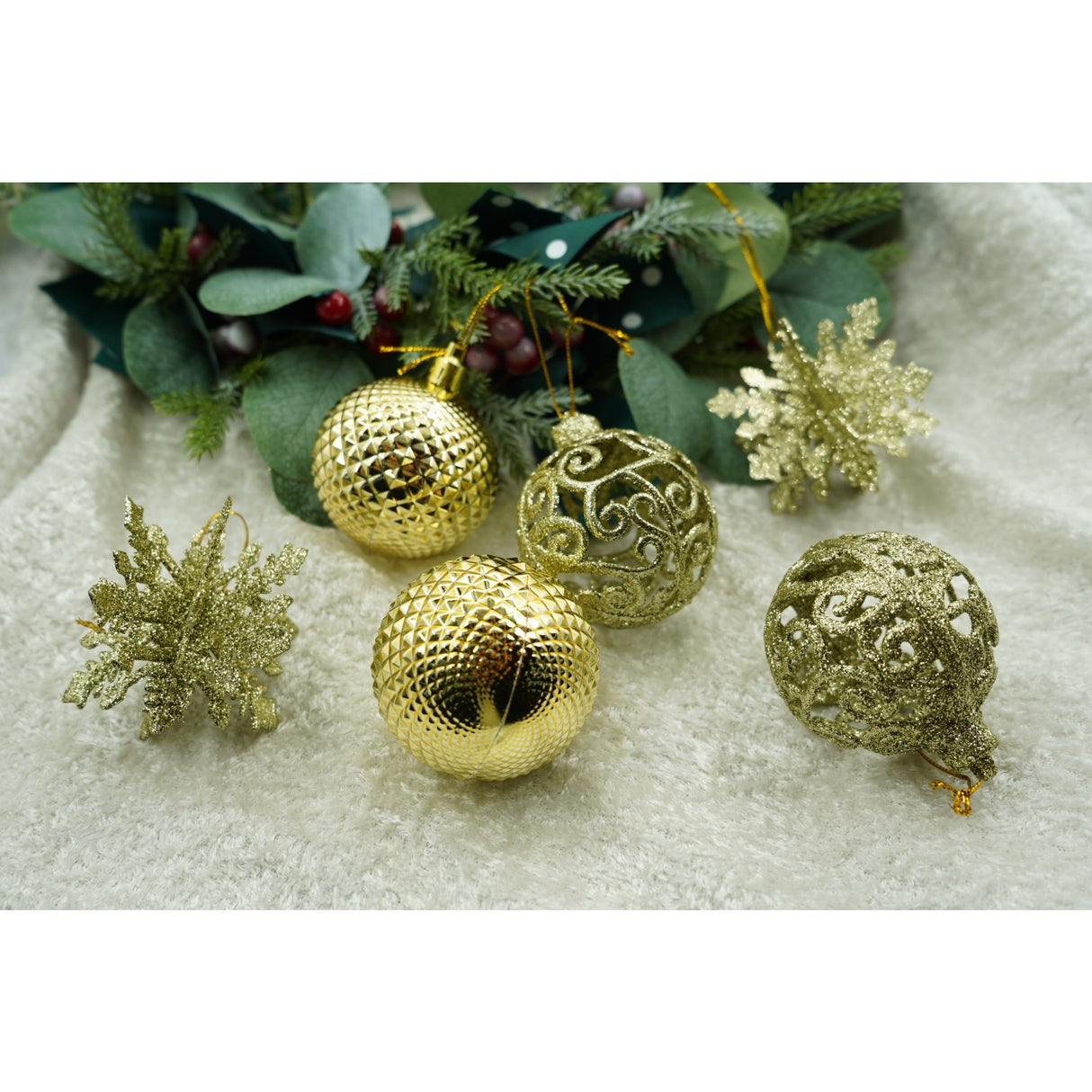 Set de 12 ornamente de brad, Vivimall, de tip Glob, Auriu, din plastic, cu finisaj sclipitor , cutie  6  cm adancime x 23  cm lungime x 18  cm inaltime - vivimall.ro