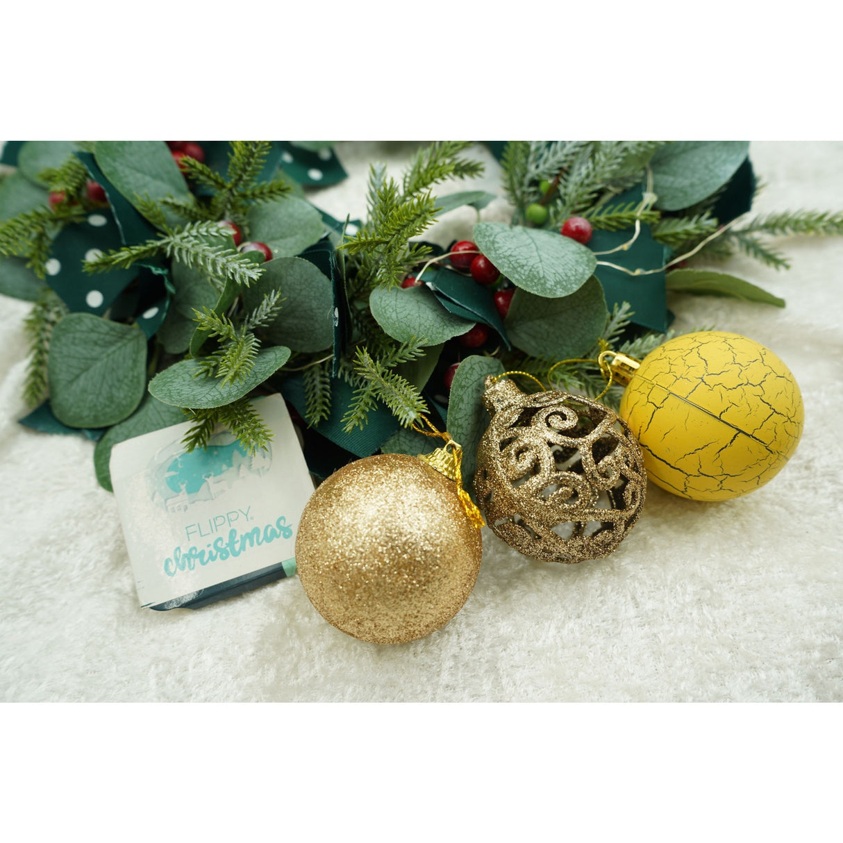 Set de 12 ornamente de brad, Vivimall, de tip Glob, Auriu/ Galben, din plastic, cu finisaj sclipitor , cutie  6  cm adancime x 30  cm inaltime x 18  cm lungime) - vivimall.ro