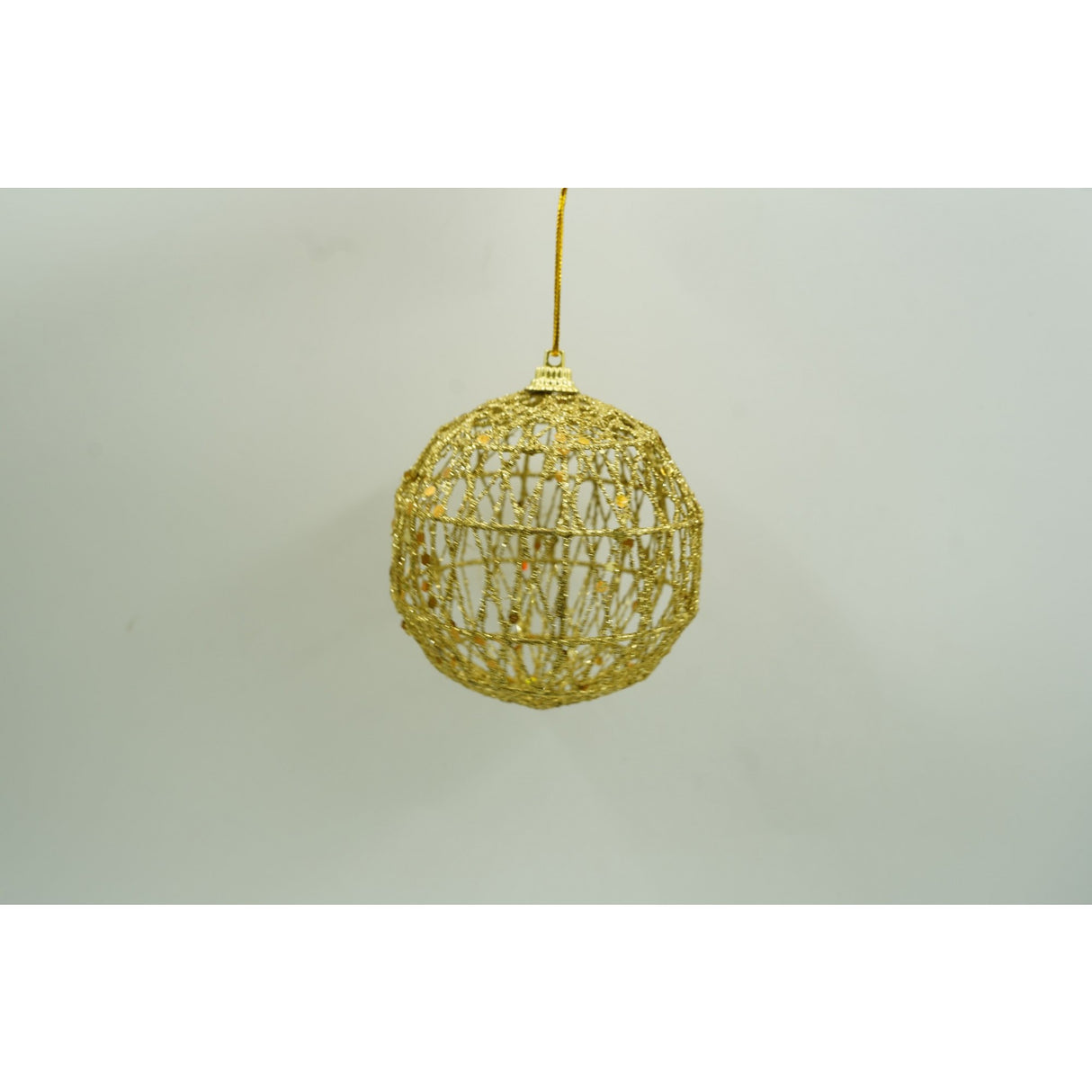 Set de 4 ornamente de brad, Vivimall, de tip Glob, Auriu, cu ø de 8 cm, din metal, cu finisaj sclipitor , cutie  8  cm adancime x 32  cm lungime x 8  cm inaltime - vivimall.ro