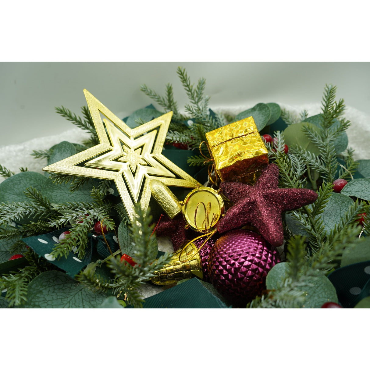 Set de 50 ornamente de brad, Vivimall, de tip Glob, Rosu/ Auriu, din plastic, cu finisaj sclipitor , cutie  18  cm lungime x 12  cm adancime x 18  cm inaltime - vivimall.ro