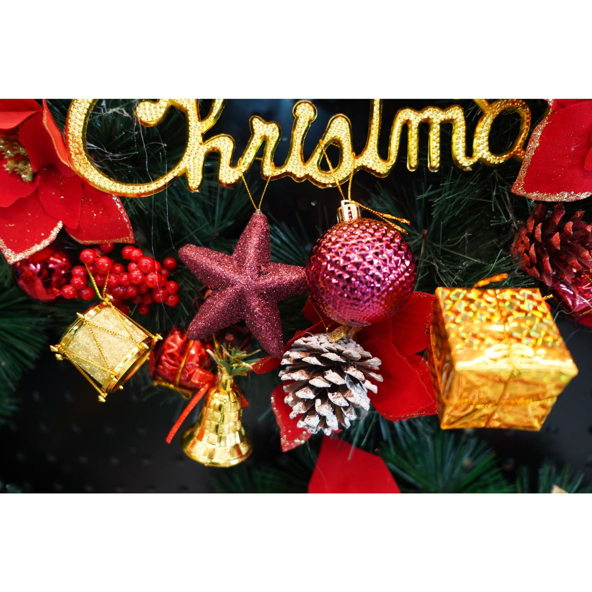 Set de 50 ornamente de brad, Vivimall, de tip Glob, Rosu/ Auriu, din plastic, cu finisaj sclipitor , cutie  18  cm lungime x 12  cm adancime x 18  cm inaltime - vivimall.ro