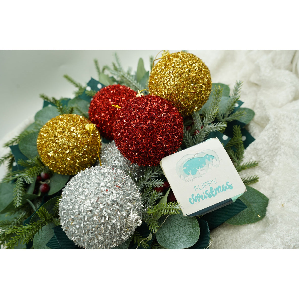 Set de 6  ornamente de brad, Vivimall, de tip Glob, Multicolor, cu ø de 8 cm, din polistiren, cu finisaj sclipitor , cutie  16  cm inaltime x 24  cm lungime x 8  cm adancime - vivimall.ro