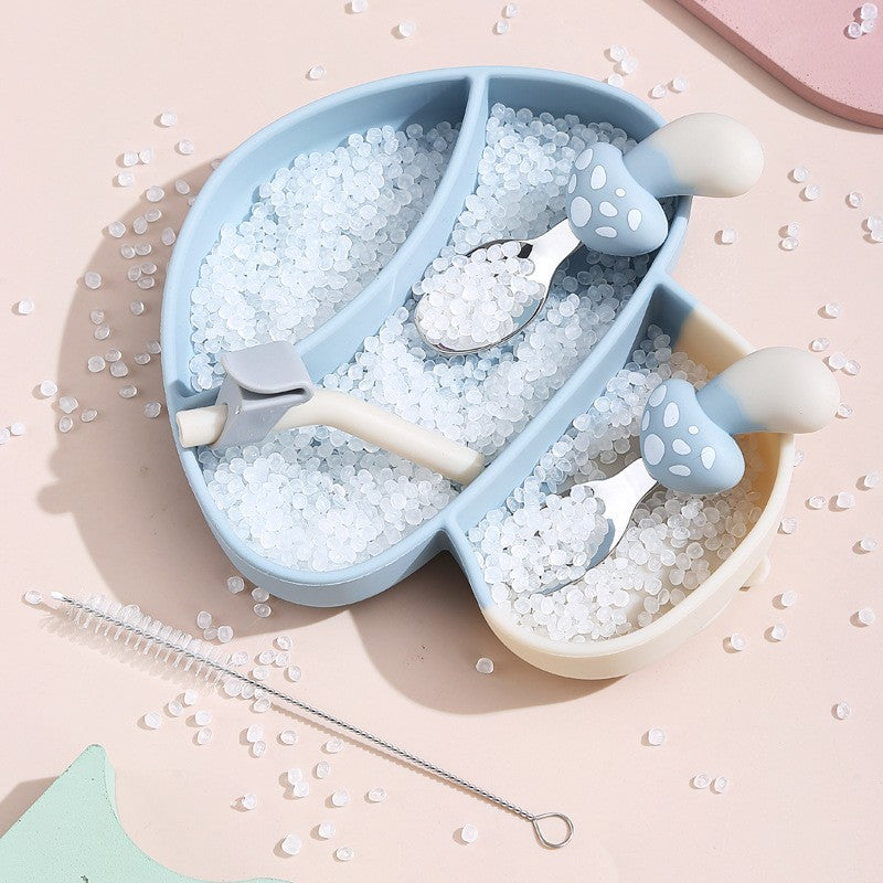 Set diversificare bebelusi Vivimall, din silicon, 18 x 19.5 cm, 1 farfurie compartimentata in formade ciuperca, lingurita si furculita, pai, perie pai, fara alergeni, ventuza fixare,  forma creativa,  albastru - vivimall.ro