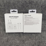 Încărcător Fast Charge 45W alb lângă smartphone Android în timpul încărcării rapide