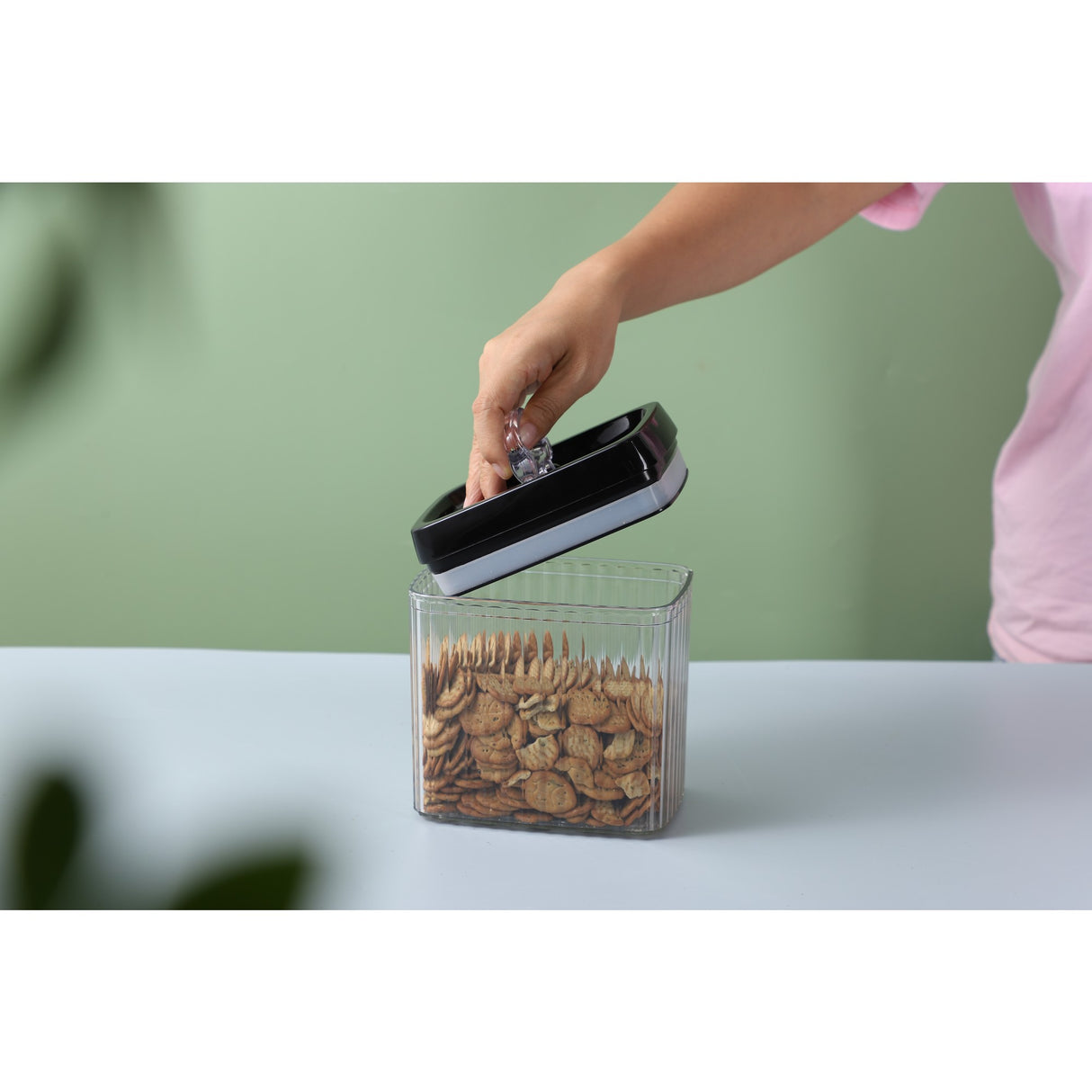 Set 4 Recipiente din Plastic, Vivimall, pentru Alimente/Obiecte, Inchidere Ermetica, Textura Ondulata, 2 x 1.5l, 2 x 3.3 l, Transparent - vivimall.ro