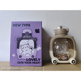 Sticla cu pai pentru copii, Vivimall, model ursulet, gradata, stickere aplicate, curea reglabila, din plastic rezistent la cadere, 1l, Maro, 20 x 13 cm - vivimall.ro