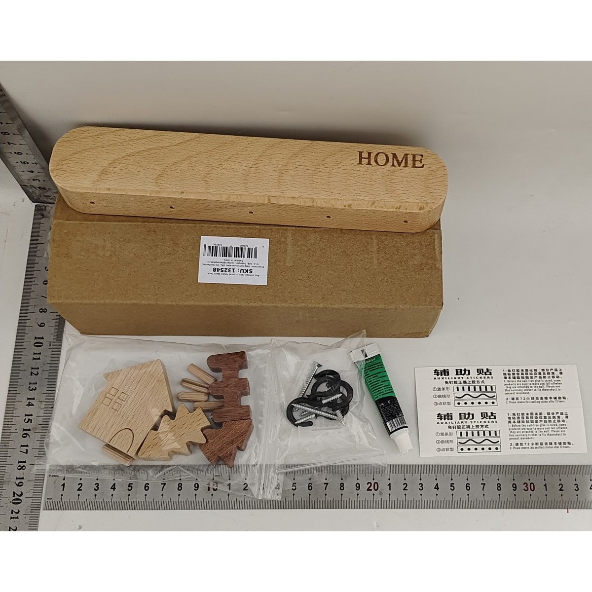 Suport pentru Chei, Vivimall, din Lemn, Aplicare fara Perforare, Adeziv Inclus, 5 Carlige Negre, Model Casuta, Greutate Suportata 5 kg, 13.5 x 23 cm, Maro - vivimall.ro