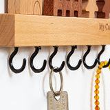 Suport pentru Chei, Vivimall, din Lemn, Aplicare fara Perforare, Adeziv Inclus, 6 Carlige Negre, Model Casuta, Greutate Suportata 5 kg, 14.5 x 2 x 22.5 cm, Maro - vivimall.ro