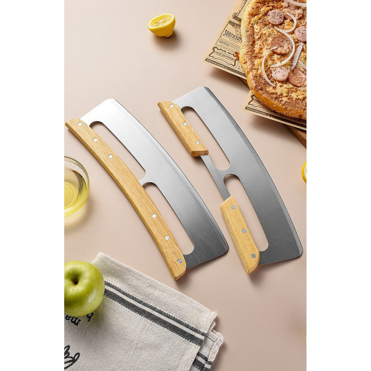 Taietor Feliator de Pizza, Vivimall, din Otel Inoxidabil, cu Capac, Maner din Lemn, Antialunecare, Lama Neteda si Ascutita, 34x10 cm, Maro - vivimall.ro