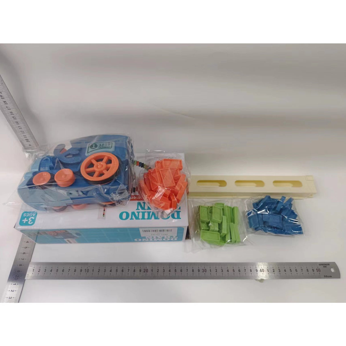 Trenulet educational de jucarie Vivimall, pe baterii, cu 60 piese de domino, 3-7 ani, Multicolor, 26.5 cm x 8 cm x 14 cm - vivimall.ro