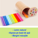 Joc sortare forme lemn în utilizare, copil potrivind bețișoare colorate în cilindru educativ