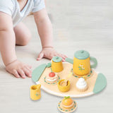 Copil jucându-se cu setul Flippy Royal Tea Montessori, joc de rol servire ceai, perspectivă lifestyle
