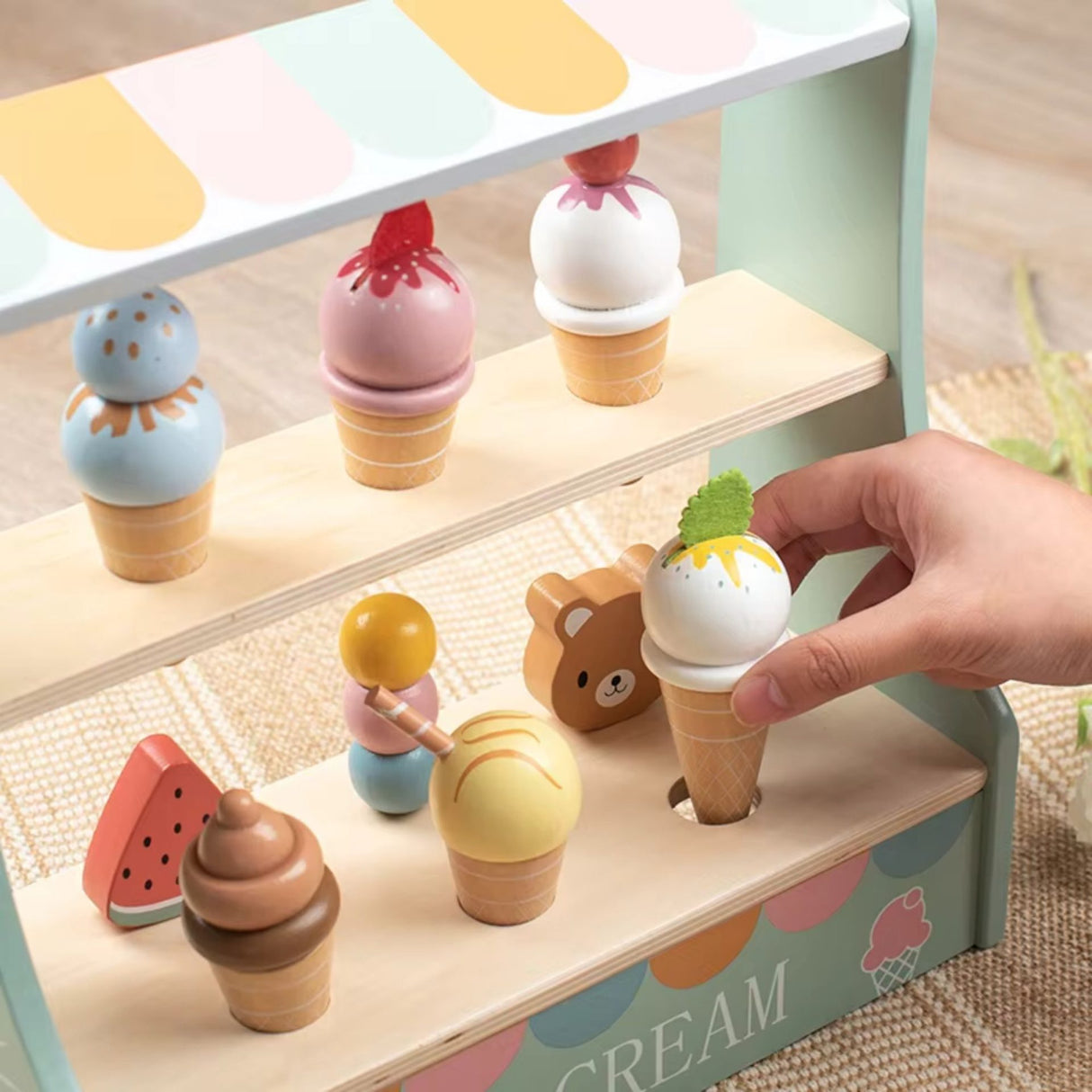 Jucarie Educativa Montessori din Lemn, Flippy, Stand de Inghetata Interactiv cu 25+ Accesorii, Include Meniu si Bani de Jucarie, Dezvolta Motricitatea si Abilitatile Sociale, 3ani+, Multicolor - vivimall.ro