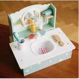 Jucarie Educativa Montessori din Lemn, Flippy, Masuta de Toaleta si Lavoar Interactiv pentru Copii, Set de Joaca cu Accesorii de Baie si Ingrijire, 2 kg, 3 ani+, Multicolor - vivimall.ro