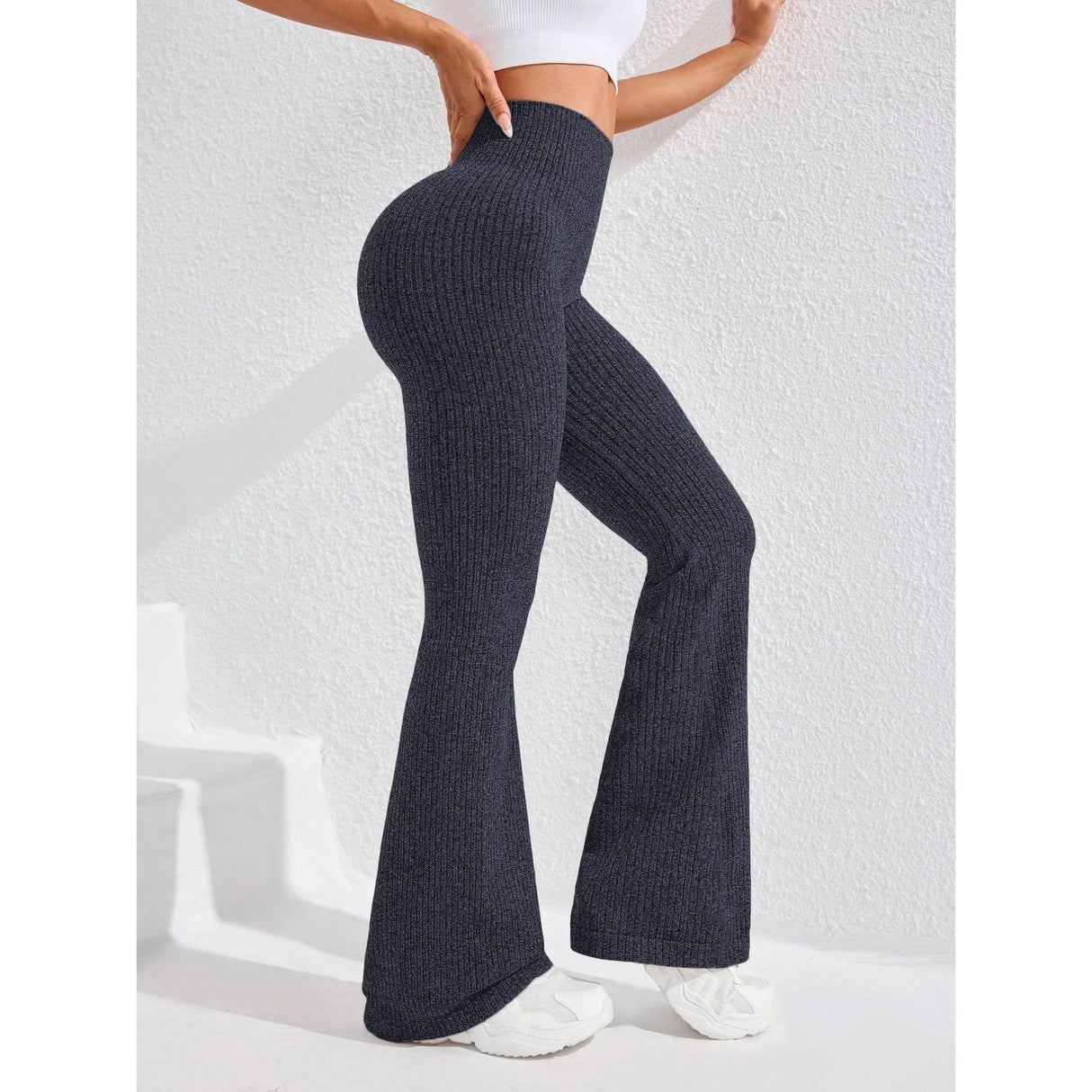 Pantaloni yoga damă Vivimall albastru marin, vedere laterală, croială evazată slim fit, purtare lifestyle fitness